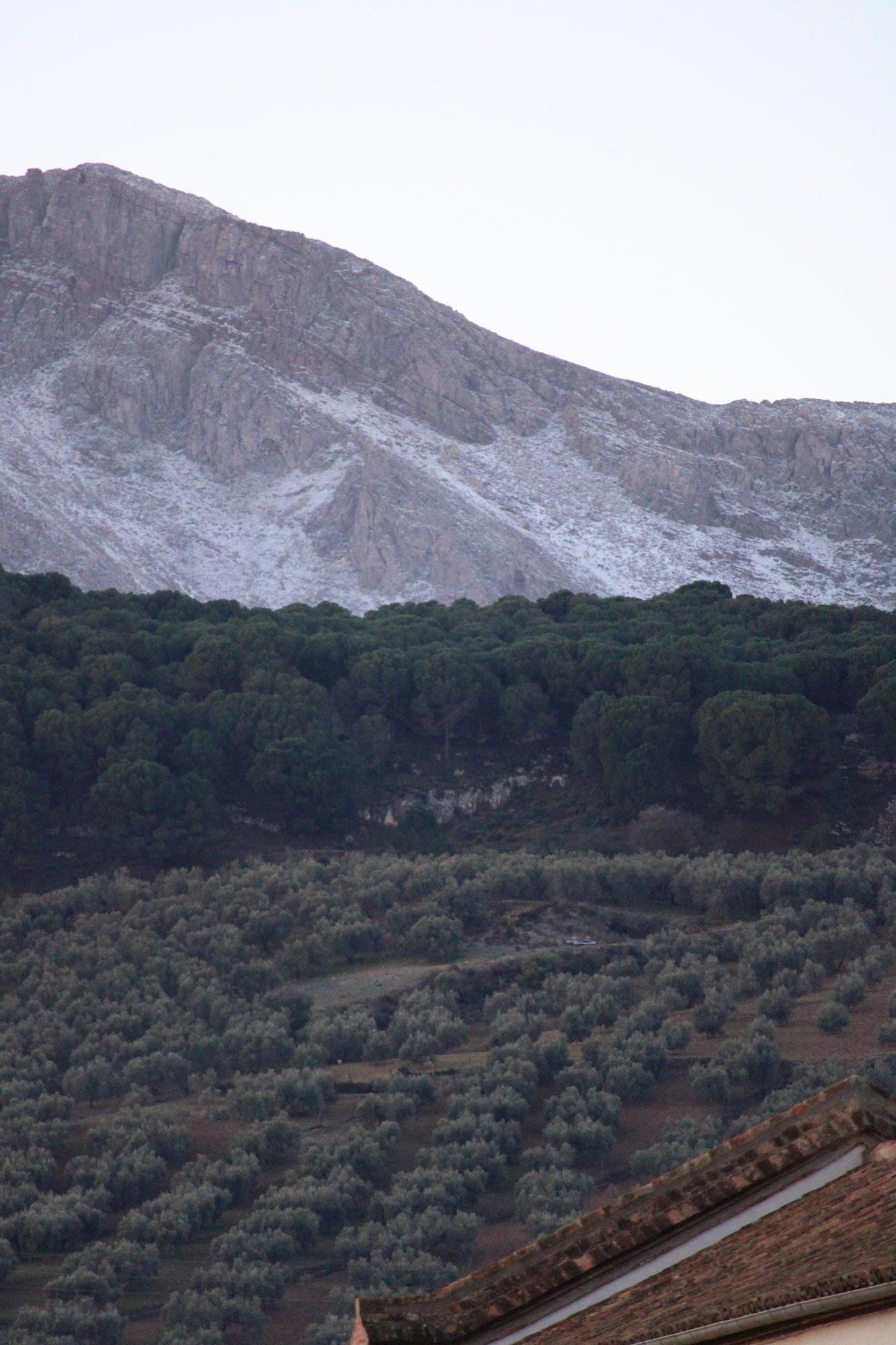 La nieve cubre de blanco El Torcal de Antequera