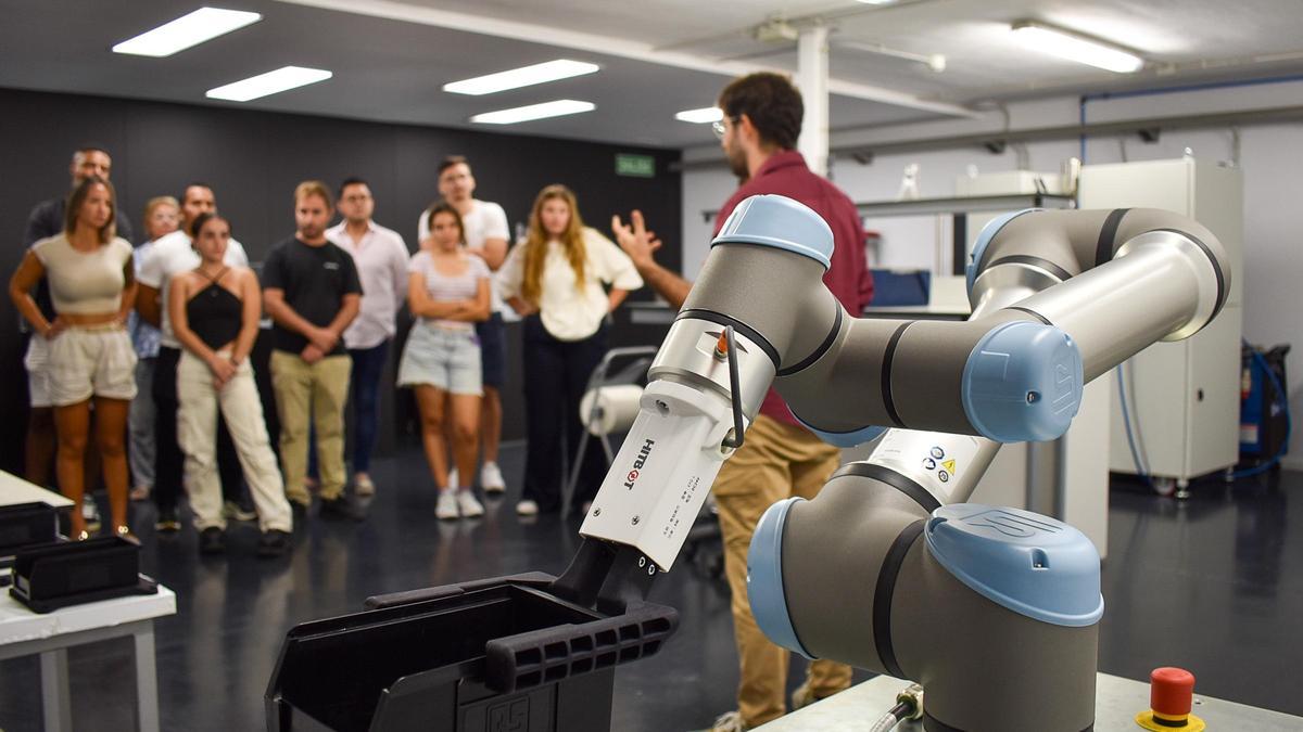 La Escuela FP de FEMPA, centro autorizado por la Conselleria de Educación, imparte los programas oficiales de FP de administración, comercio, informática, mecánica y electricidad en Alicante.
