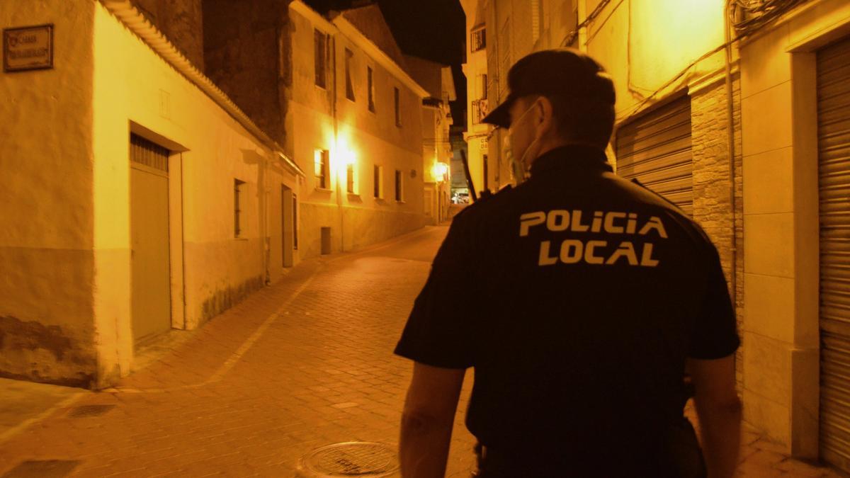 La Policía Local de Petrer durante una de sus vigilancias por el casco antiguo.