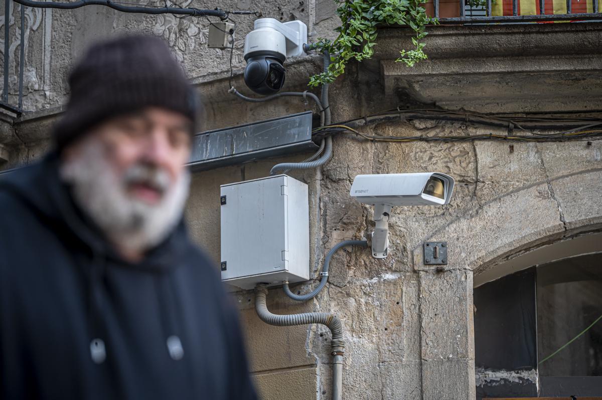 Una cámara de la plaza de Orwell, el primer lugar de Barcelona en el que se instalaron estos dispositivos