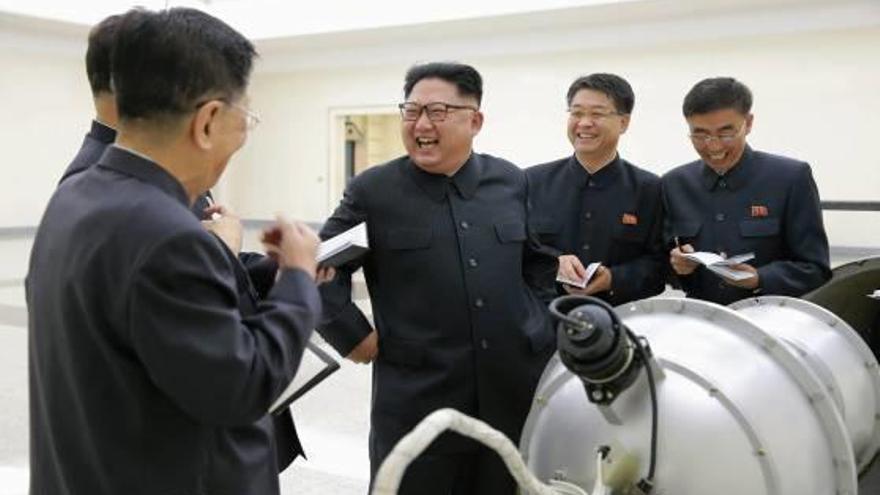 Kim Jong-un, al centre de la foto, durant una visita als centres de producció d&#039;armes nuclears.