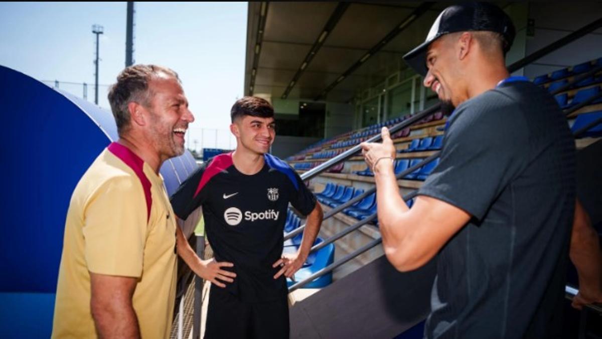 Hansi Flick charla con Pedri y Araujo en la ciudad deportiva del Barça en Sant Joan Despí.