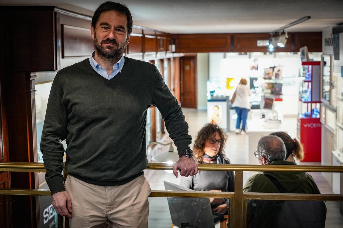Rafael Catellano en el interior de la joyería.