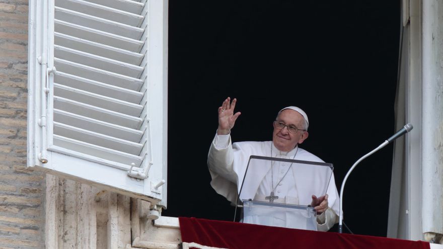 El Papa Francisco saluda a las personas congregadas en la Plaza de San Pedro.