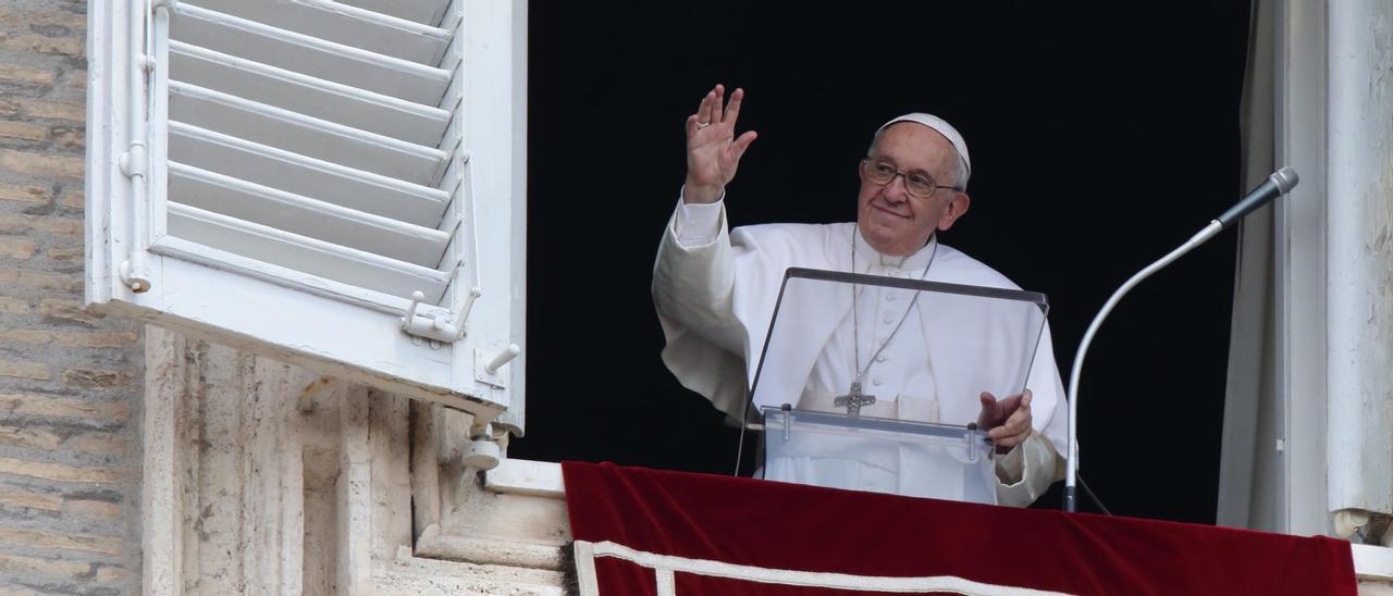 El Papa Francisco saluda desde la ventana a las personas congregadas en la Plaza de San Pedro.