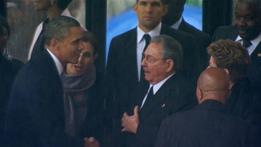 Saludo entre Obama y Raúl Castro