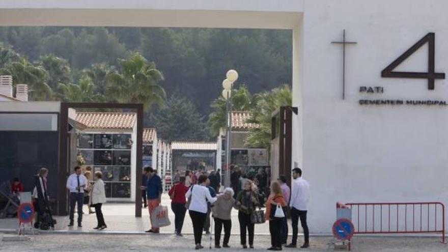 Profanan tres tumbas en Ontinyent  y manipulan dos de los cadáveres