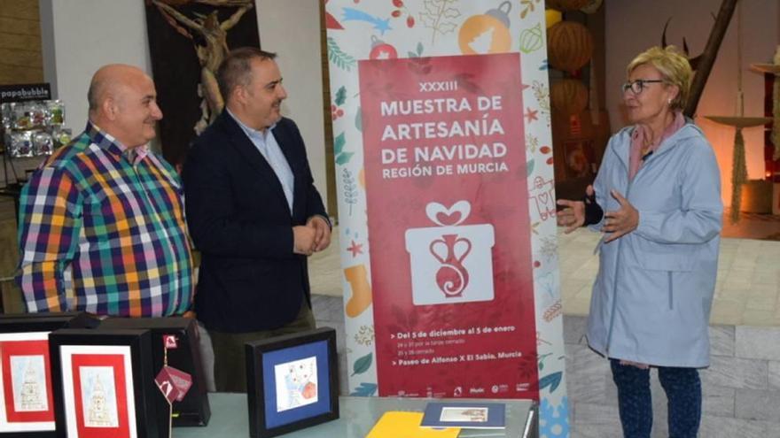 El director de comercio presentó ayer el cartel de la Muestra.