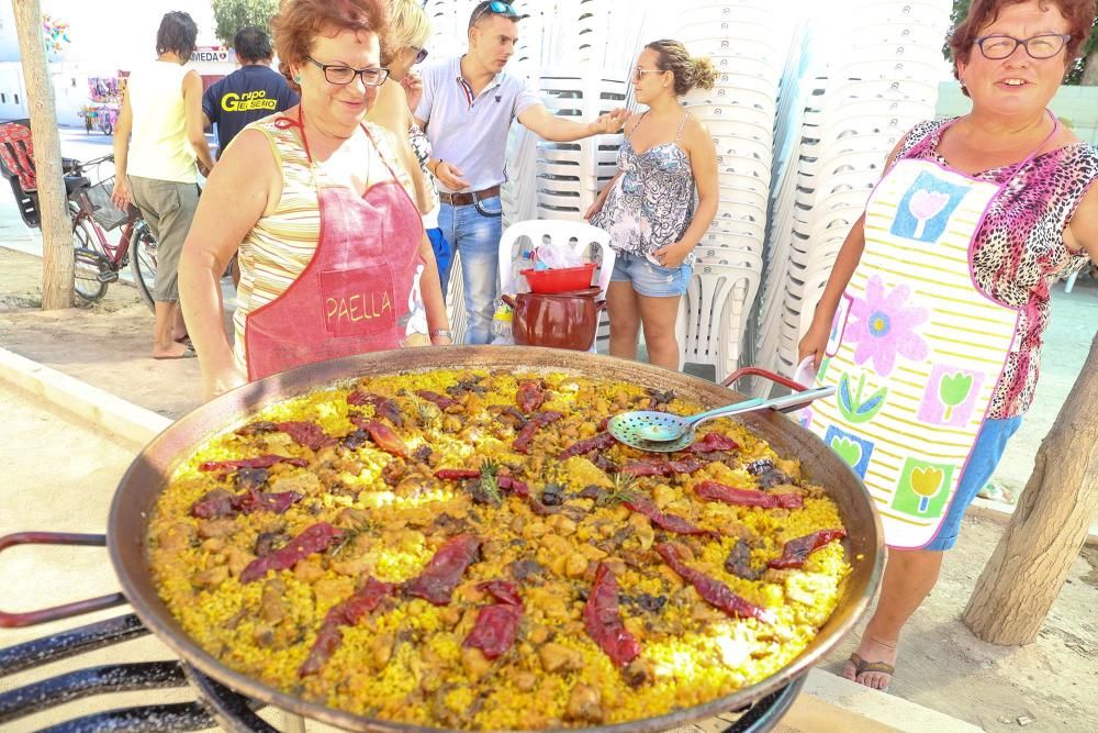 Los vecinos participan en el tercer concurso municipal de paellas