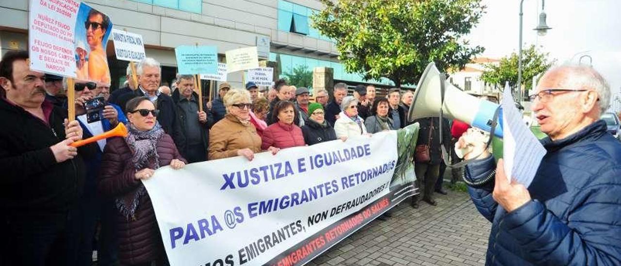 Los emigrantes retornados de O Salnés se concentraron ayer frente a la sede de Hacienda. // Iñaki Abella