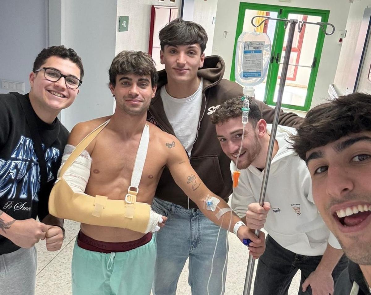 Pau Callejo junto a algunos de sus compañeros tras ser operado.
