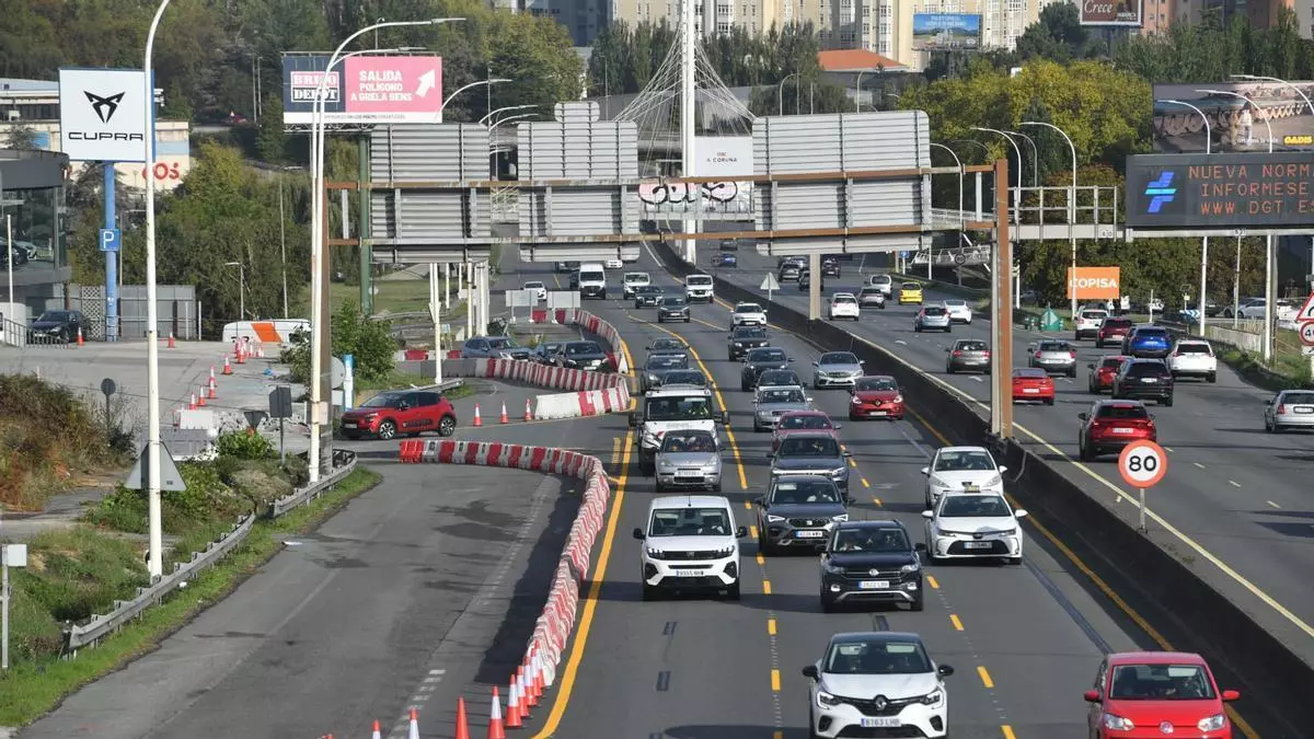 Las nuevas restricciones de tráfico en Alfonso Molina ralentizan el tráfico de A Coruña en su primera mañana