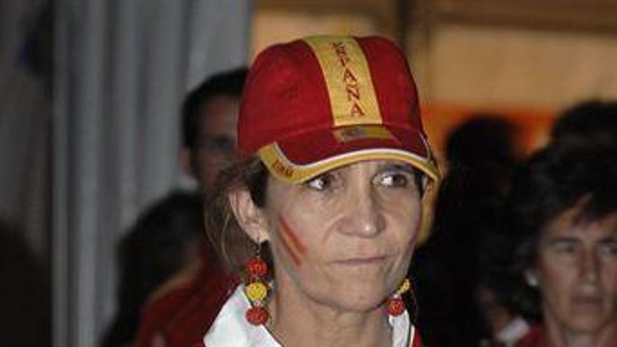 La Infanta Elena, ataviada con los colores de la selección española.