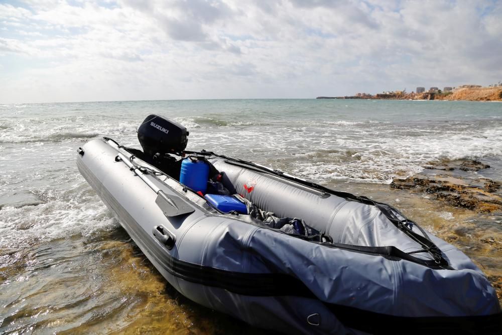 La Guardia Civil y Policía Local interceptan a diez inmigrantes de origen magrebí en la Cala del Moro en Torrevieja. La sexta patera que llega a las costas de la provincia en los últimos días