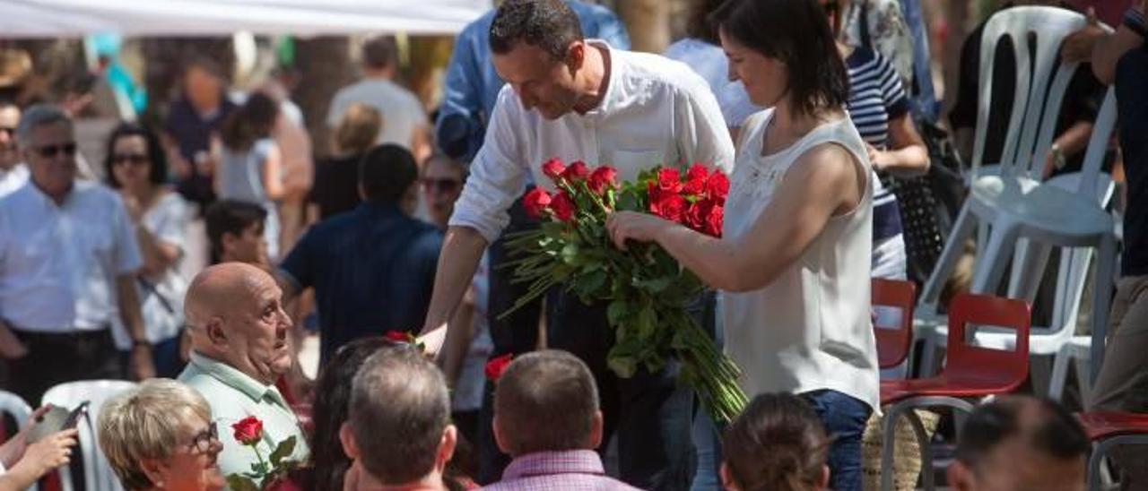 Carlos González y Ana Arabid repartiendo rosas tras el acto de presentación en Altabix.