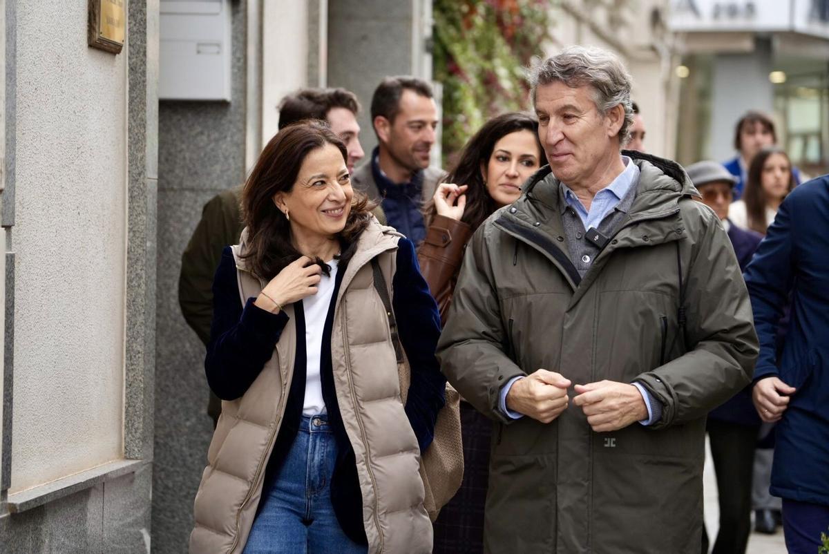 El presidente del Partido Popular, Alberto Núñez Feijóo, y la alcaldesa de Don Benito, Elisabeth Medina, este jueves.