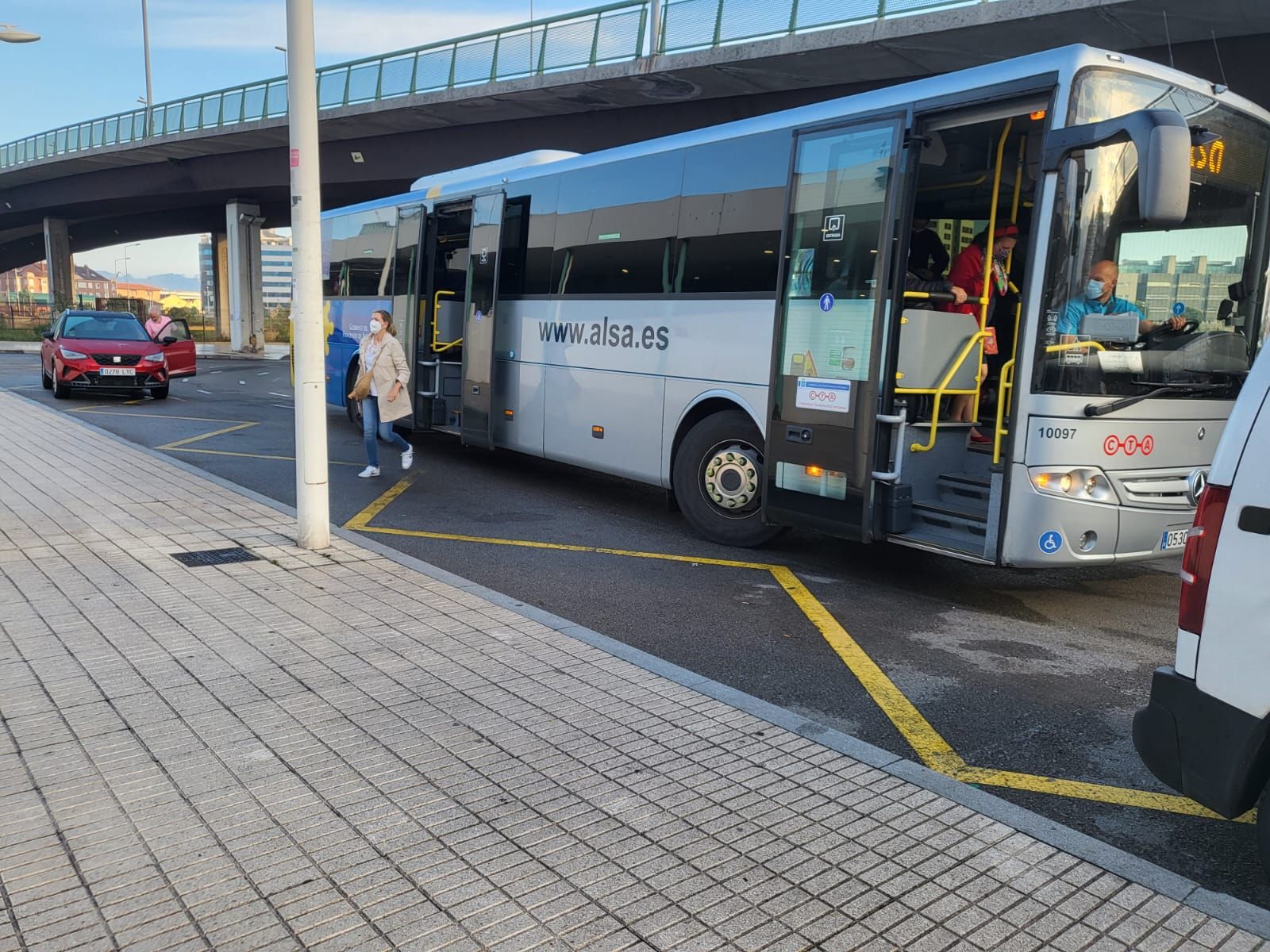 Primer día del transbordo por carretera  por el corte de la vía Gijón-Laviana