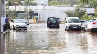"Hasta media pierna en agua maloliente, y eso que hay tanque de tormentas": vecinos denuncian inundaciones en Platja d'en Bossa y Vila defiende la infraestructura