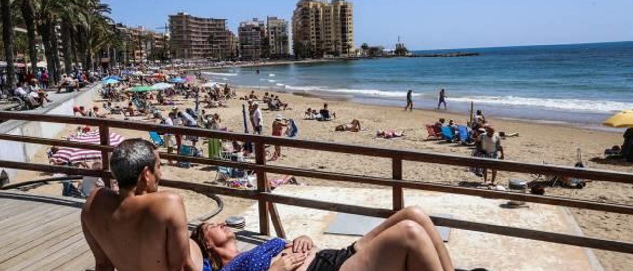 Una pareja disfrutando del sol en Torrevieja.