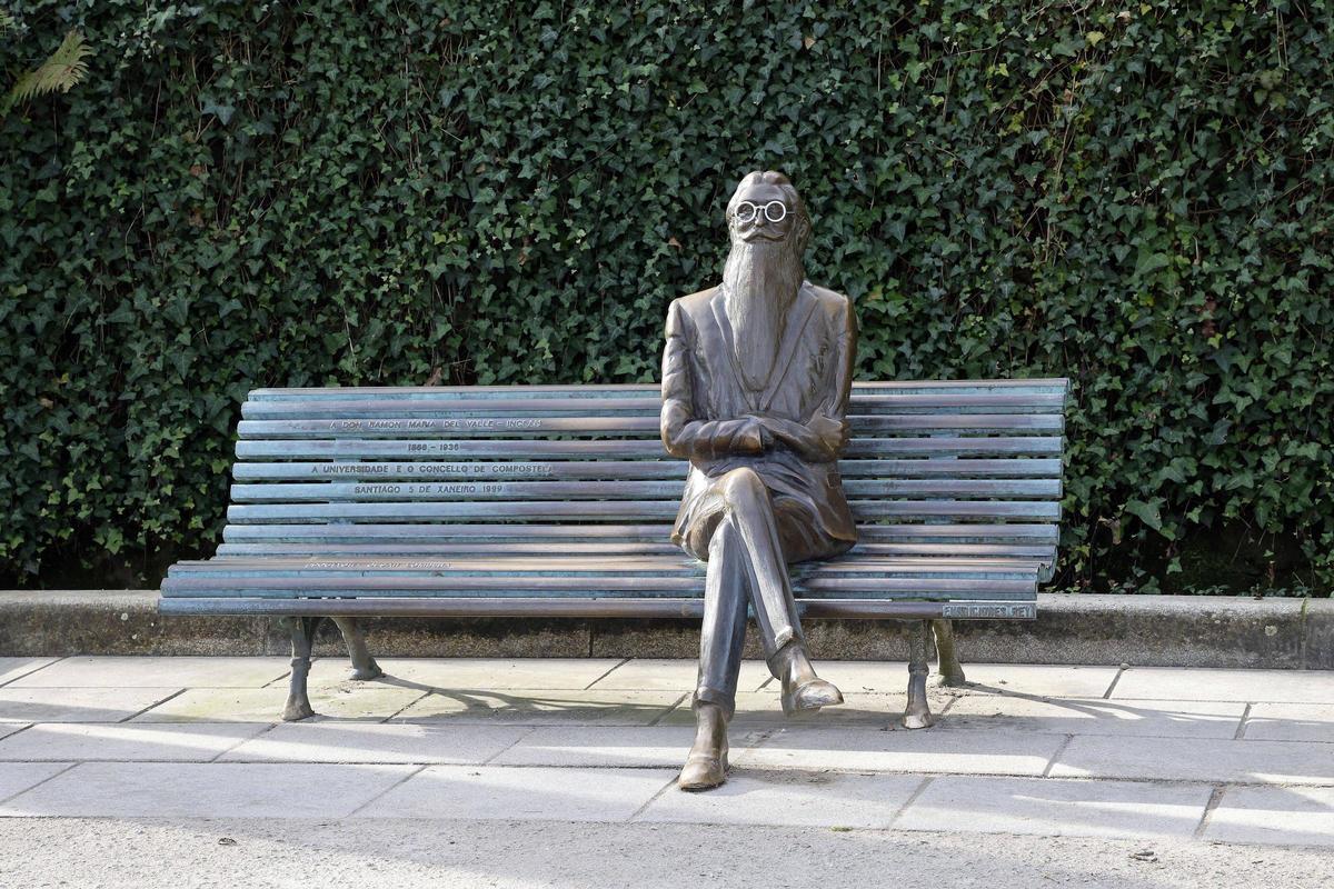 Escultura de Valle Inclán no paseo da Alameda