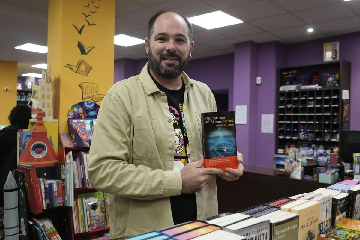 El escritor en una librería de la capital donde ha presentado su segunda novela. | VÍCTOR GARRIDO