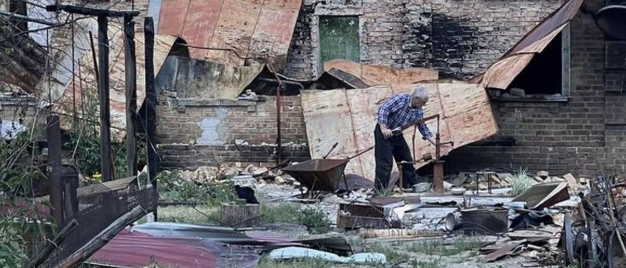 Sergii Zavadskyii, amb les seves pertinences destruïdes a Moschun. | IRENE SAVIO