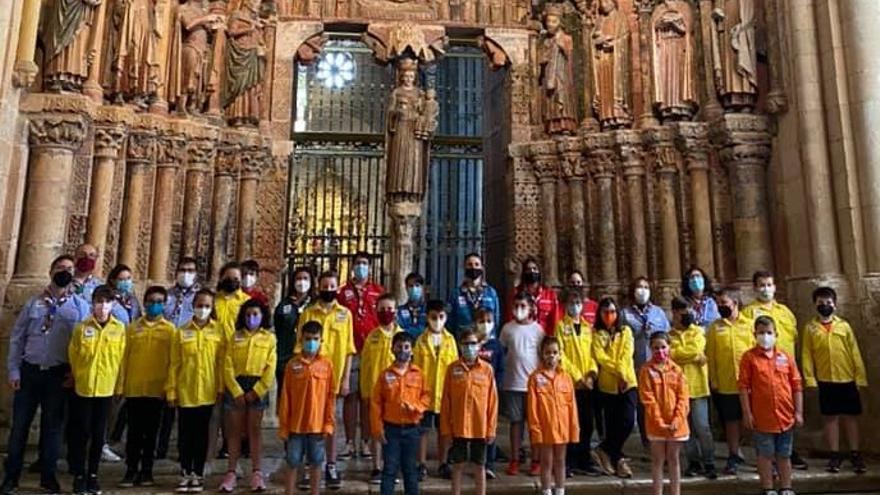 Integrantes del grupo scout Gothorum de Toro posan en la Colegiata