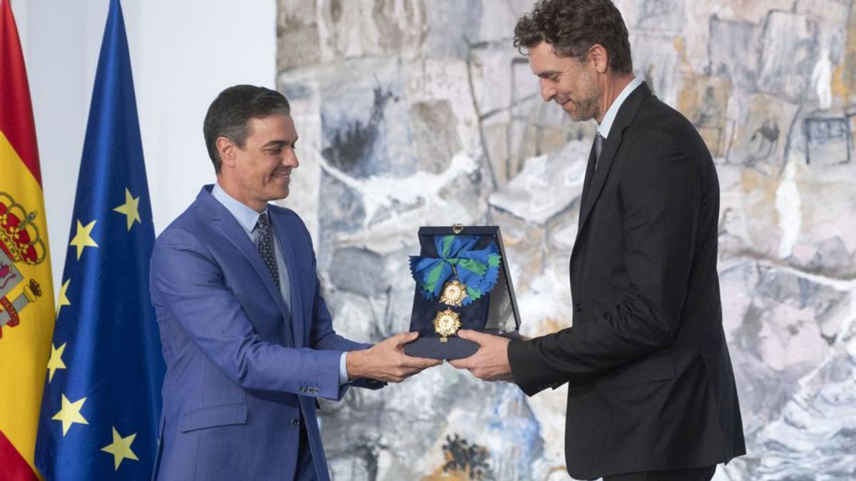 Gasol recibe la Gran Cruz al Mérito Deportivo de manos del presidente del Gobierno, Pedro Sánchez. |  // EUROPA PRESS