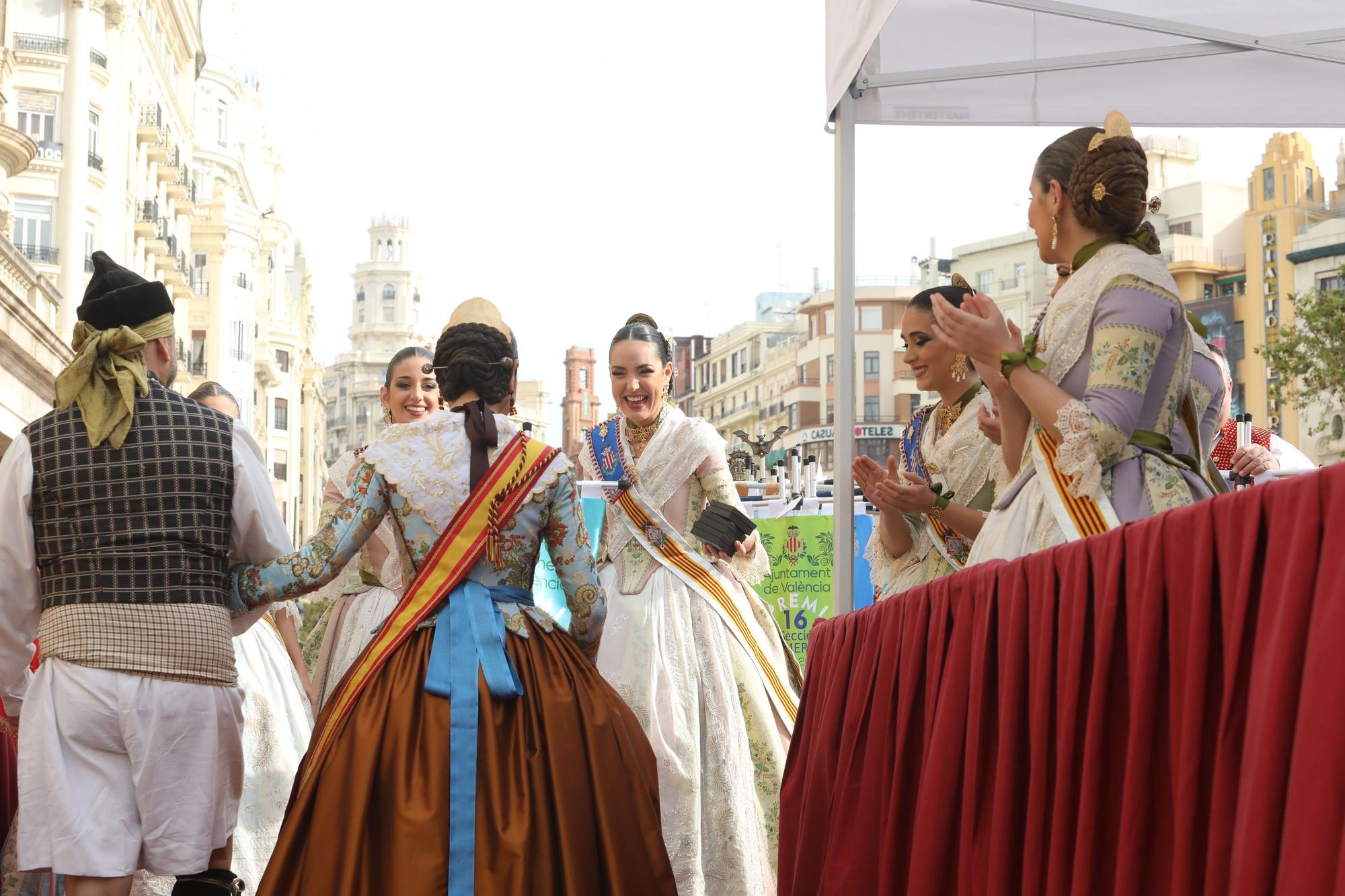 Carmen, la corte y falleras ilustres en la entrega de premios de las Fallas 2022