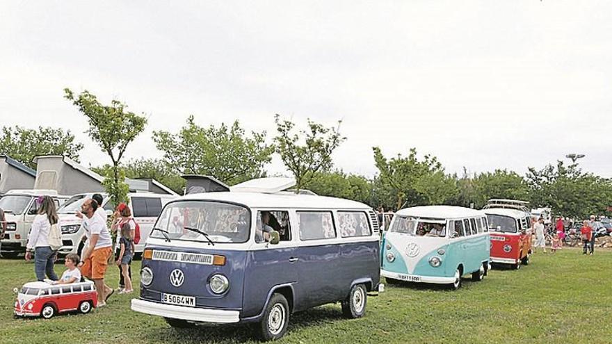 Desfile de furgonetas Volkswagen.