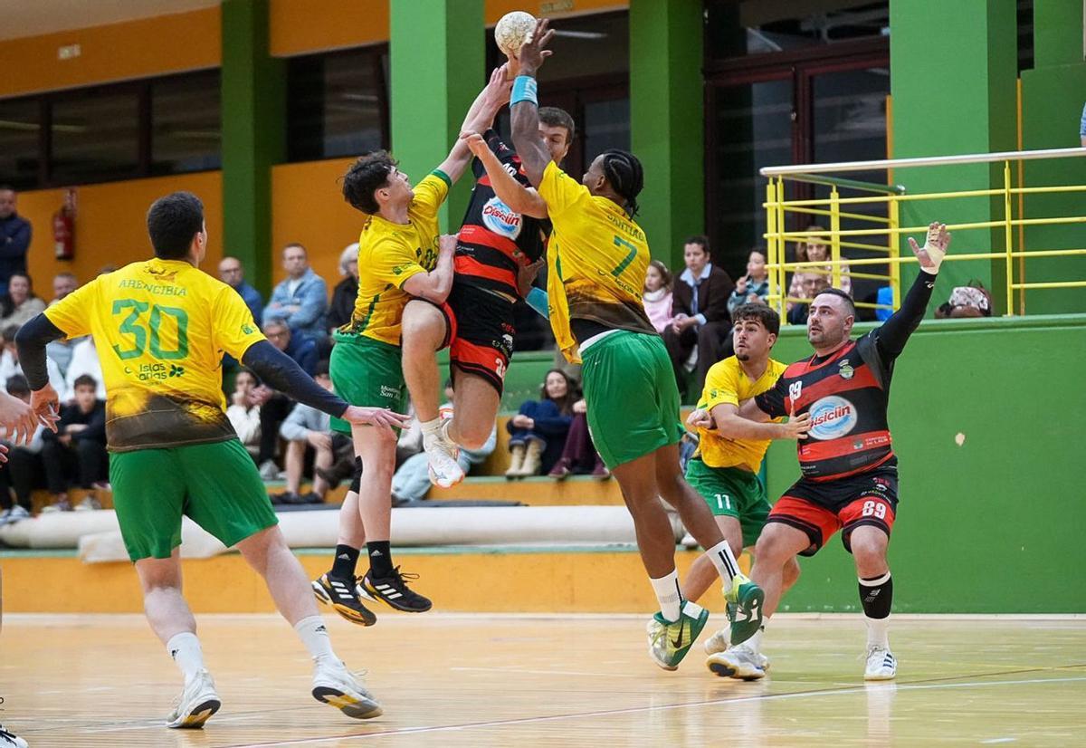 Xoán se faja con la defensa del Gáldar durante el partido de la última jornada liguera. | IVÁN MOLINA / GOFIO MEDIA