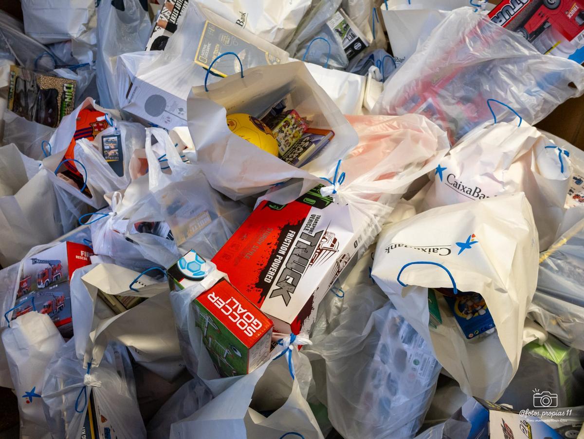 La Fundació del Convent de Santa Clara reparteix joguines a infants de la plataforma d'aliments