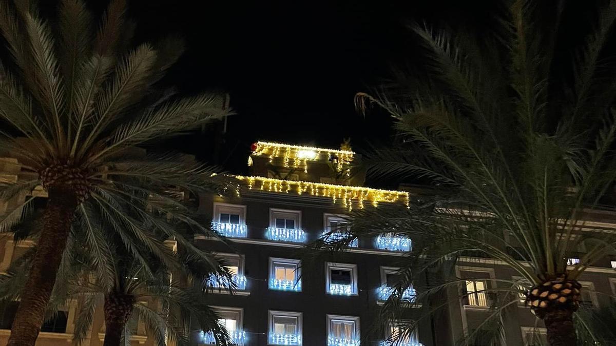 Un edificio de València se inunda del espíritu de la Navidad con una decoración pactada por el vecindario.