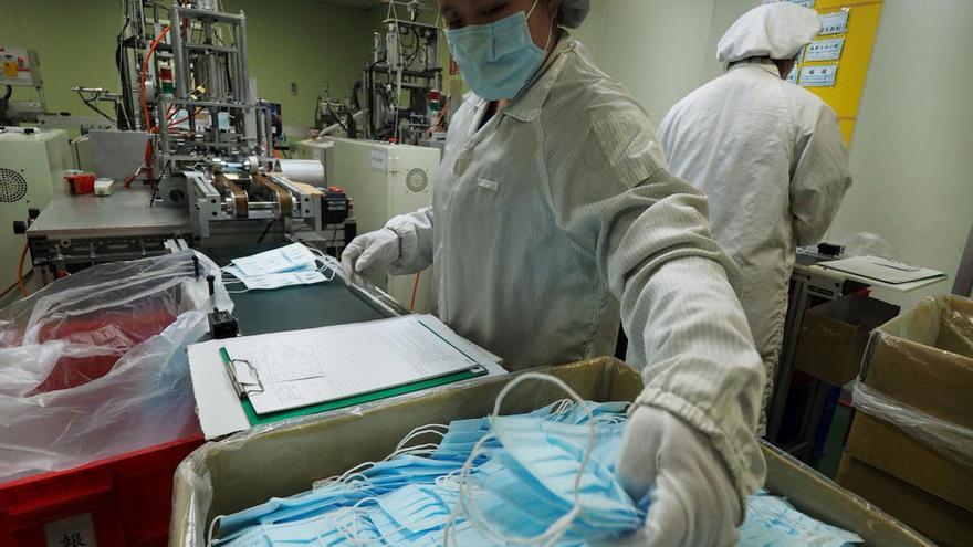 Una fábrica de mascarillas en Taiwan a pleno rendimiento.