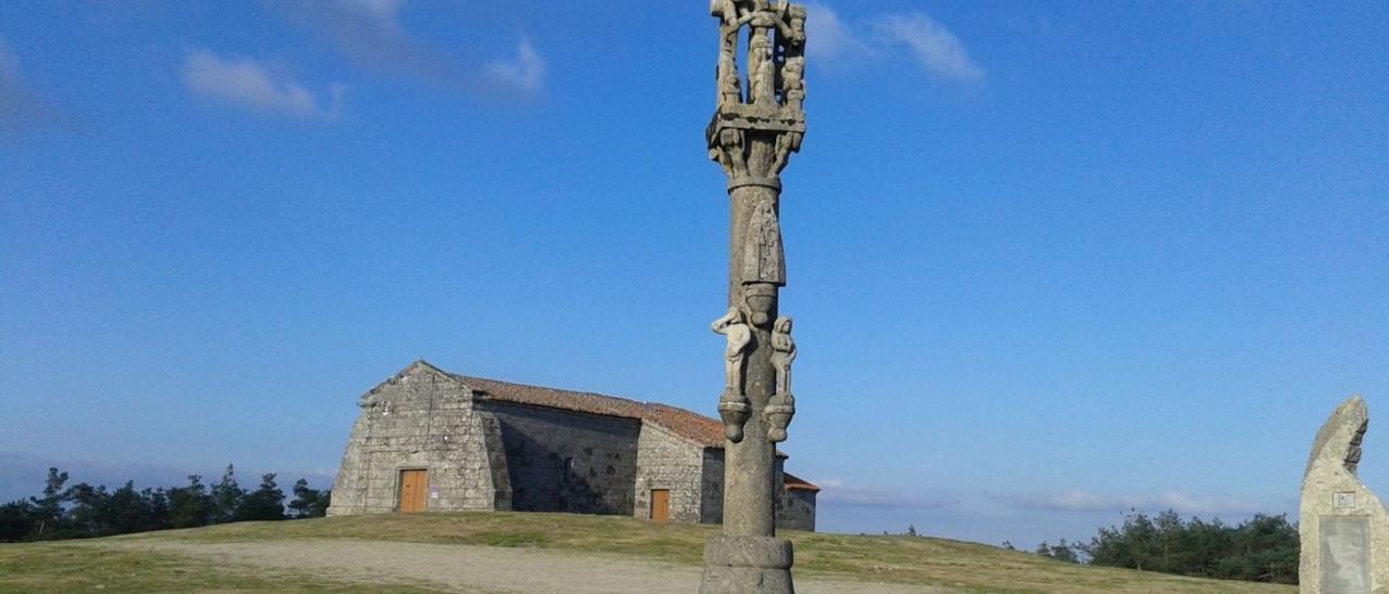 Vista de la ermita, con un detalle 
de su altar mayor y ascensión de 
fieles por el Camino de la Virgen
hasta el santuario.   | // FOTOS: A.V.N.