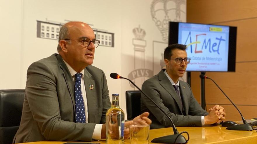 El delegado del Gobierno en Canarias, Anselmo Pestana, en rueda de prensa junto al delegado de la Aemet en Canarias, David Suárez