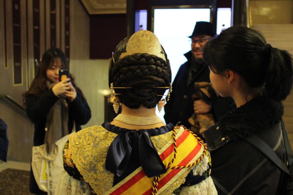 Las falleras pasaron su estancia en Londres explicando a gente de todo el mundo quienes son y por qué lo son.