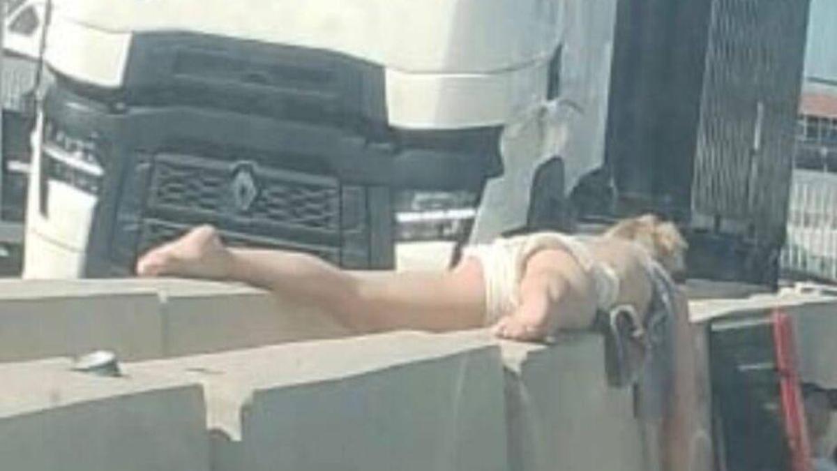 Una persona ebria duerme sobre dos bloques de piedra en el Puerto de Palma