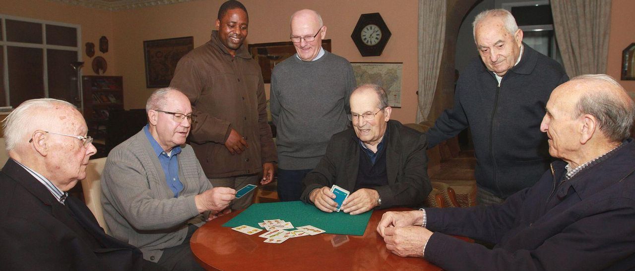 En el salón de la casa sacerdotal de Ourense, los curas comparten momentos de convivencia, jugando a las cartas, viendo los partidos de fútbol o leyendo la prensa.