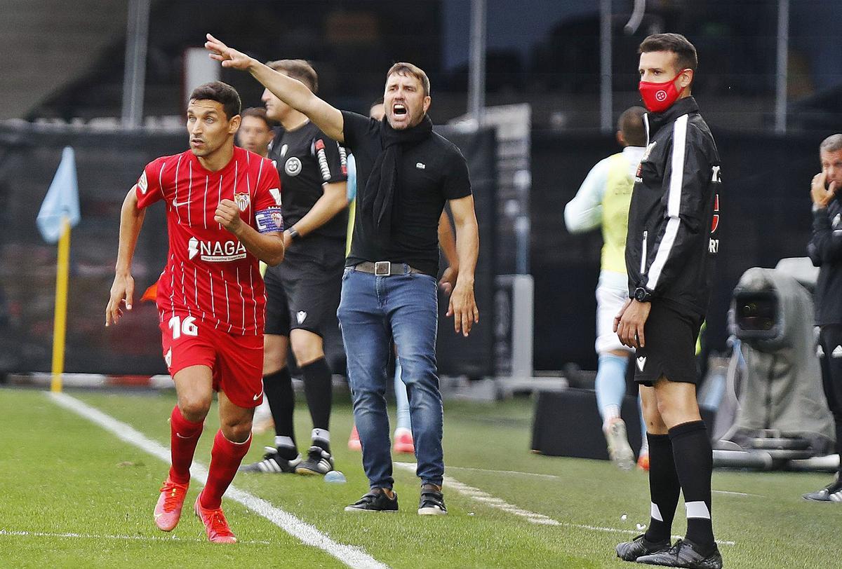 Eduardo Coudet grita instrucciones a los jugadores del Celta durante el partido del pasado domingo contra el Sevilla. |  // RICARDO GROBAS