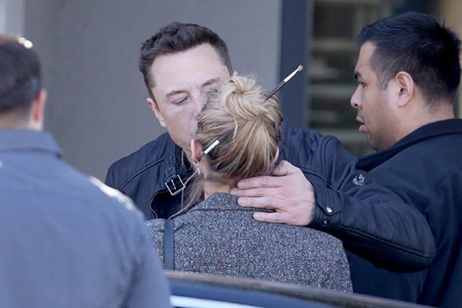 AMBER HEARD Y ELON MUSK SE DESPIDEN CON UN BESO