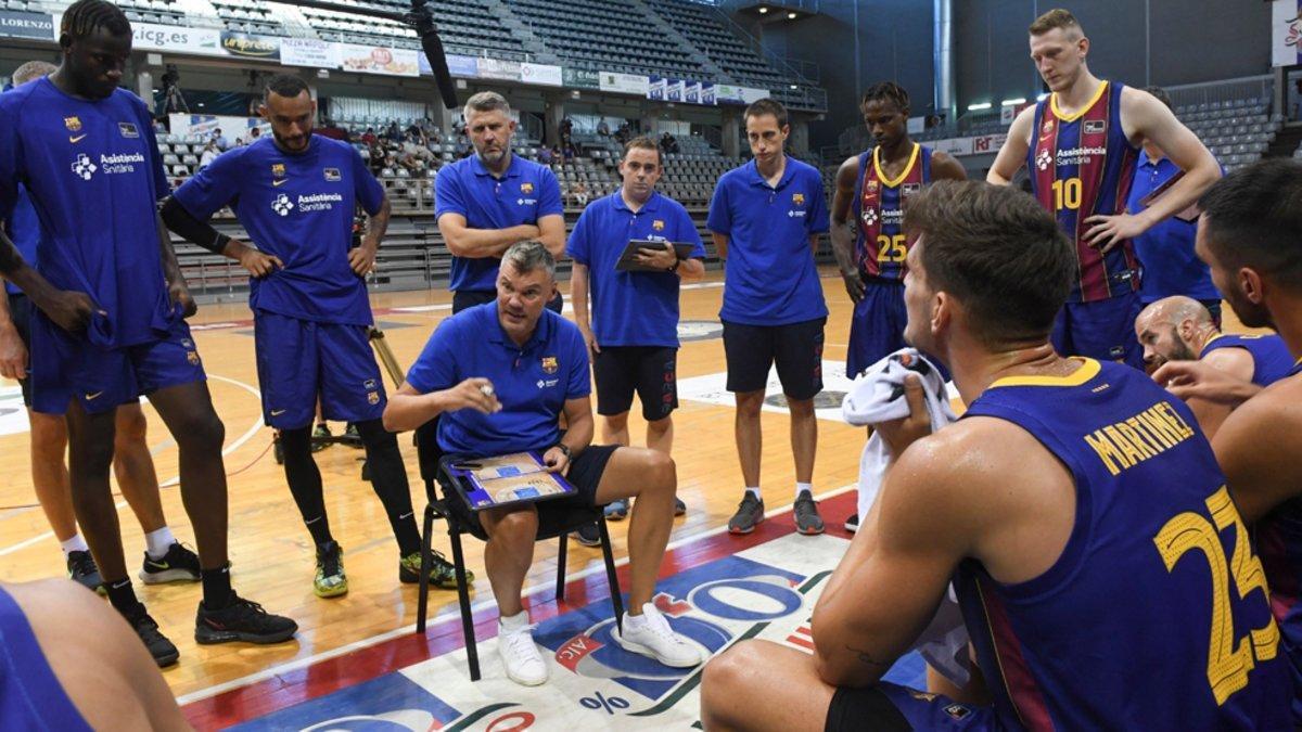 Jasikevicius, dando instrucciones a sus jugadores durante el partido