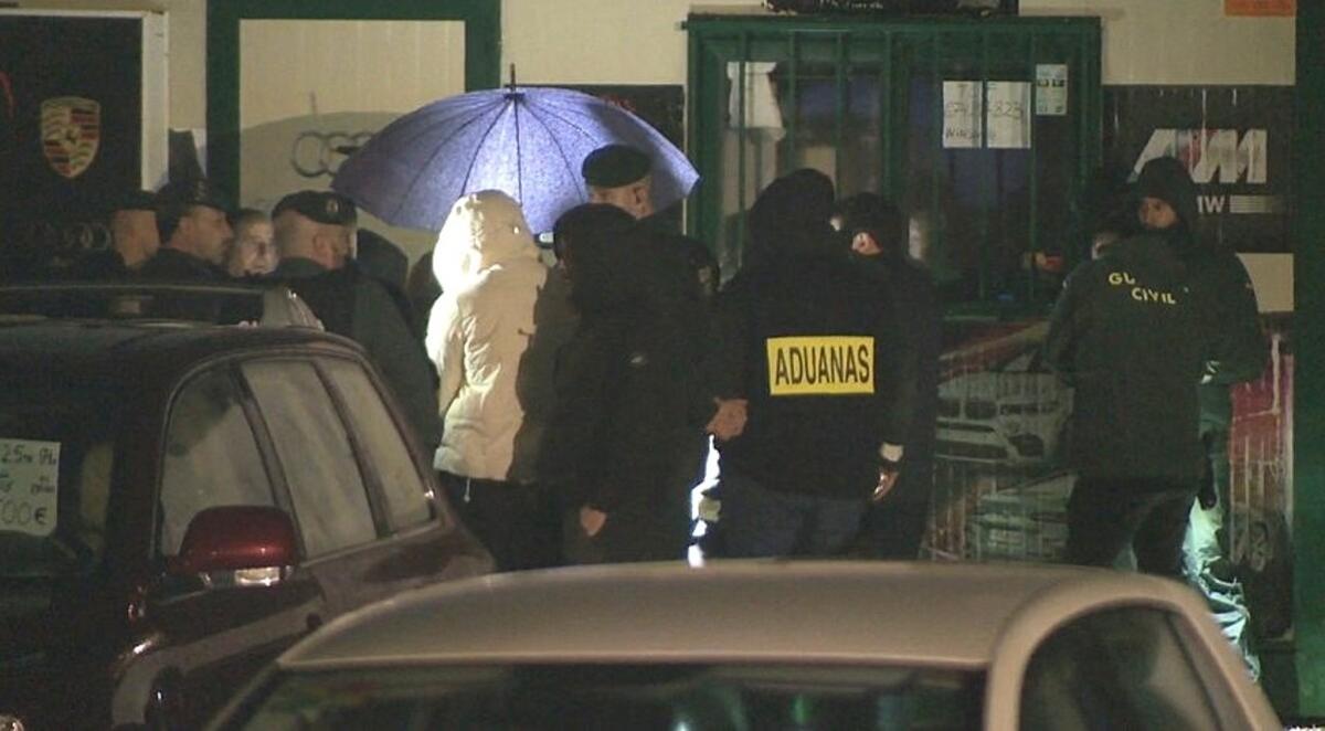 Agentes de la Guardia Cicivil y Aduanas durante el operativo en Vilar de Calo, Teo