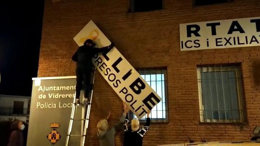 Moment en què retiraven la pancarta de l&#039;ajuntament de Vidreres