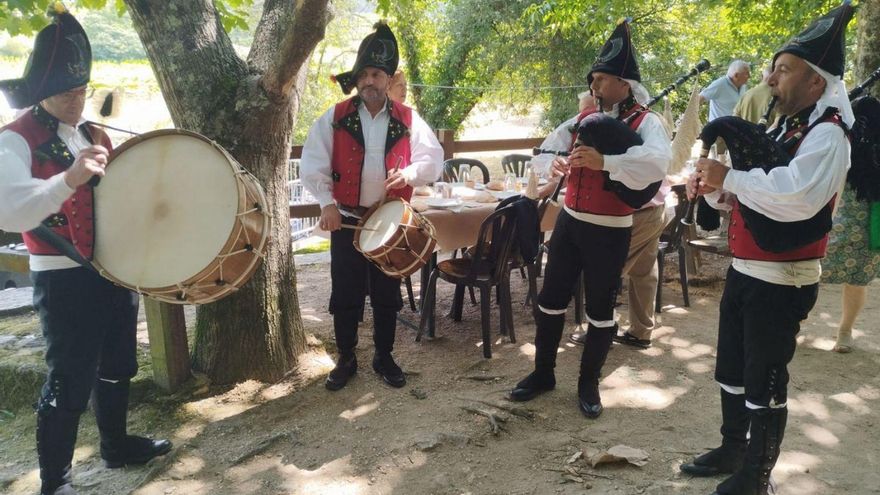Los gaiteiros durante la fiesta de los molinos de Lores. | T. Hermida