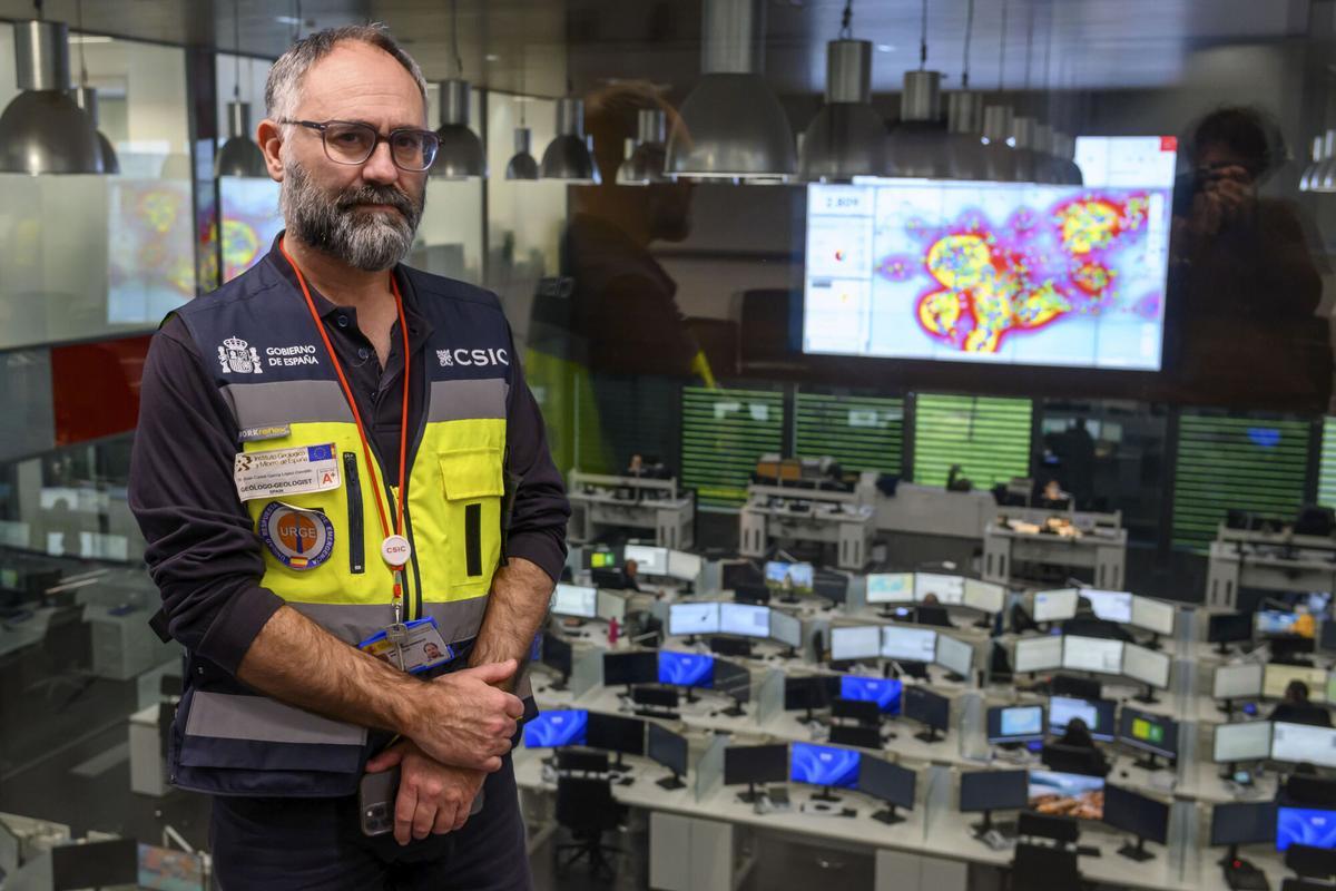 Juan Carlos García, coordinador del grupo de geólogos, en la sede del 112 en Sevilla.
