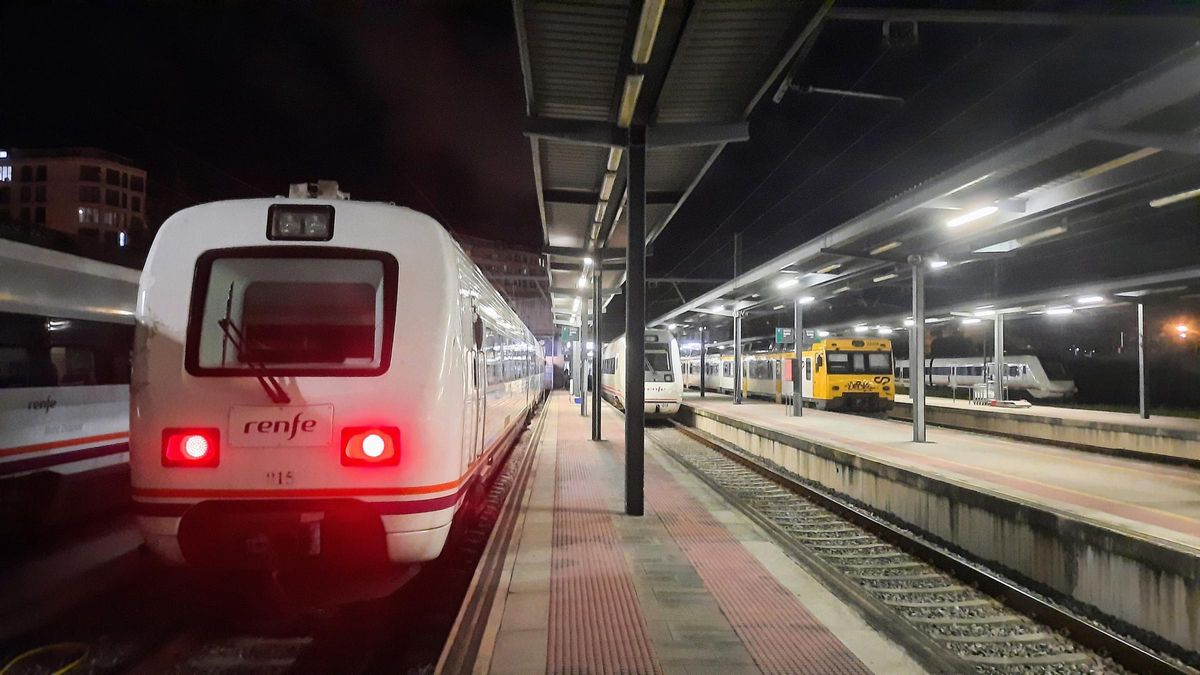 Un tren de la serei 594 utilizado para las lanzaderas a Pontevedra, en la estación de Vigo-Guixar en una imagen de archivo.