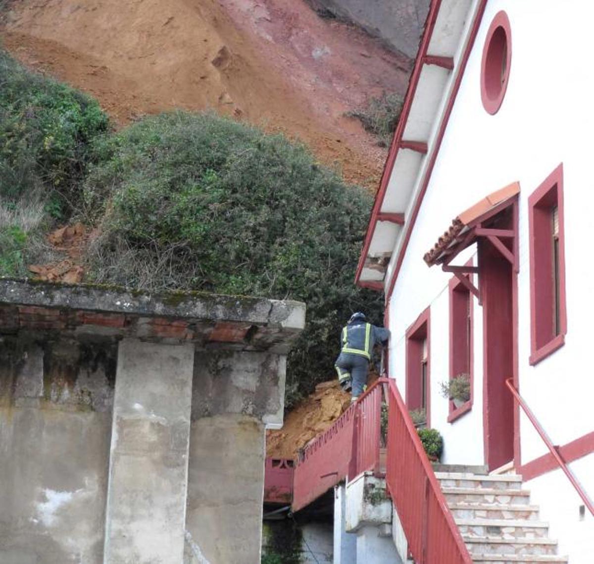 Dos argayos dejan sin saneamiento a  Candás y obligan a desalojar una casa
