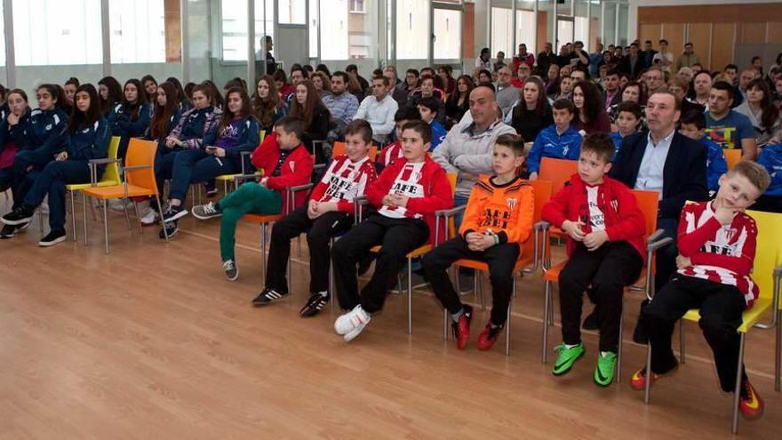 El Aula Cultural La Plaza, con los premiados y el público asistente a la gala.