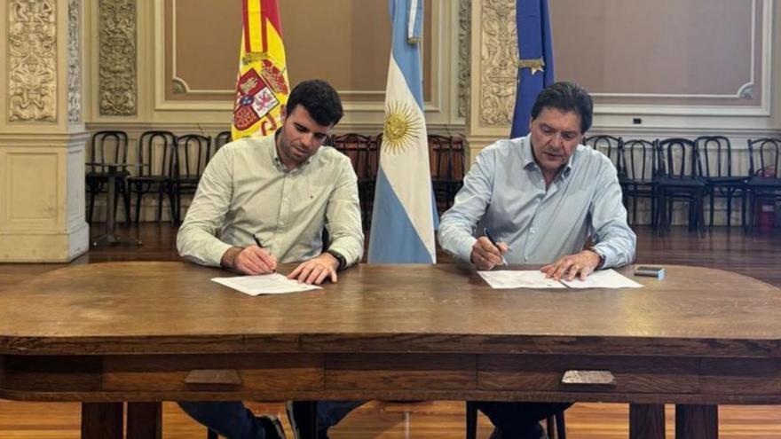 Louzao, junto a Besteiros en la firma del acuerdo.